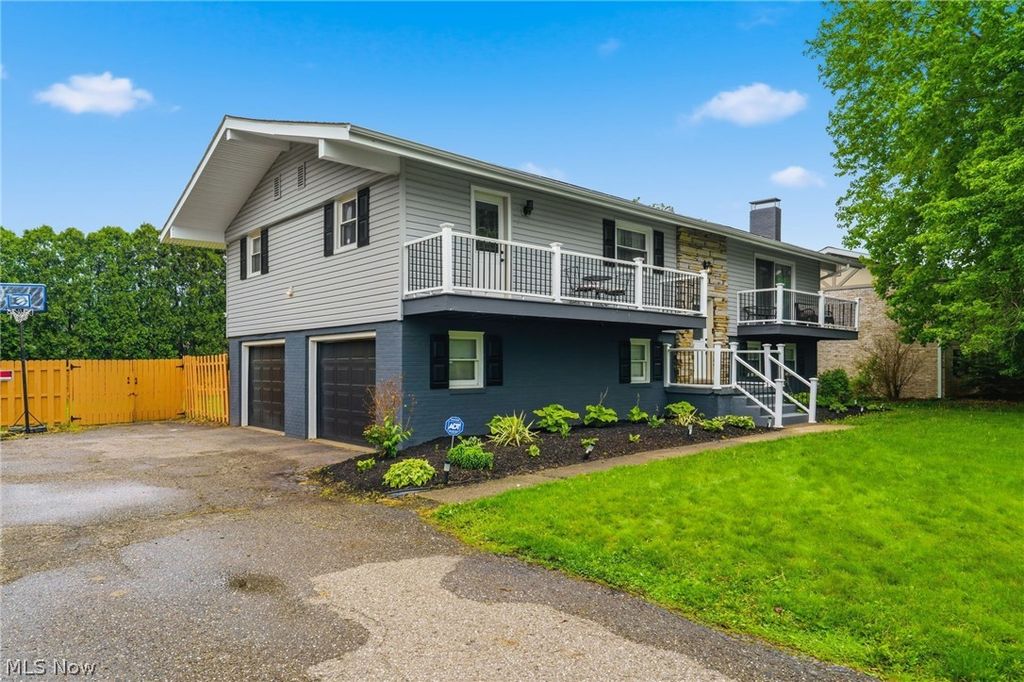 Photo of 6727 Amsel Avenue NE, Canton, OH 44721 (MLS # 5207613)