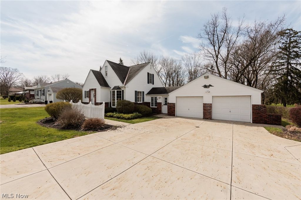 Photo of 10136 Ridge Road, North Royalton, OH 44133 (MLS # 5198556)