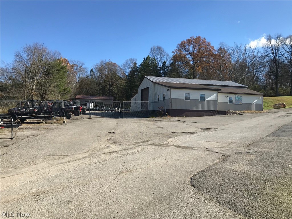 Approx 3500 sq/ft Shop/Garage under roof. Large fenced storage parking lot. Former Dallas R Evans asphalt Co. and Lemon and Barretts
Business overflow storage.