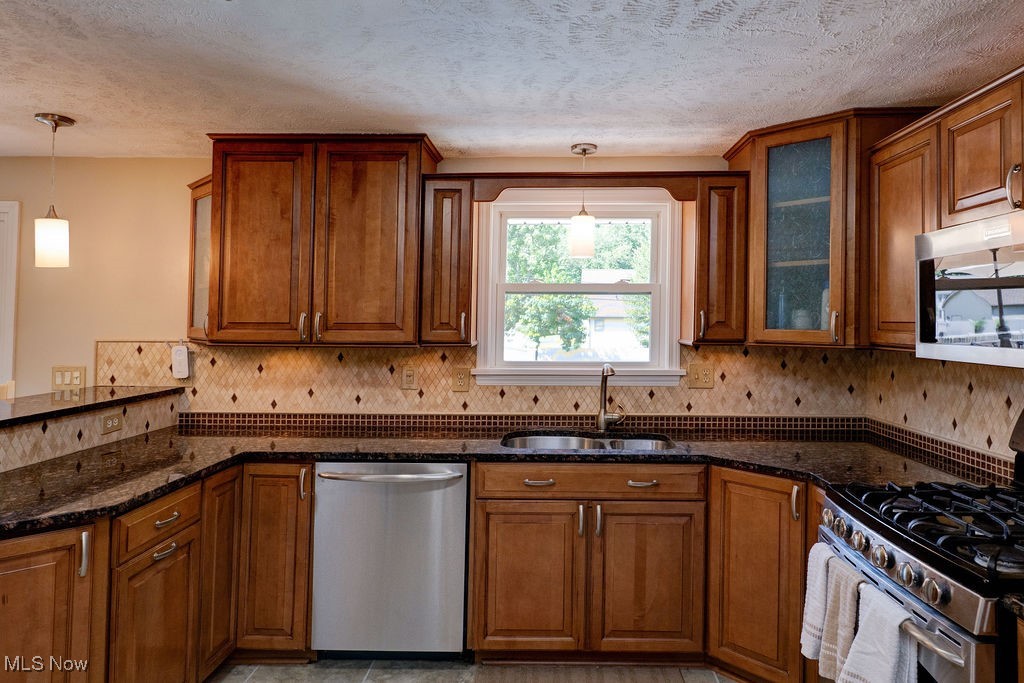 Mentor, Ohio 44060, United States, 3 Bedrooms Bedrooms, ,2 BathroomsBathrooms,Residential,Pending,185237