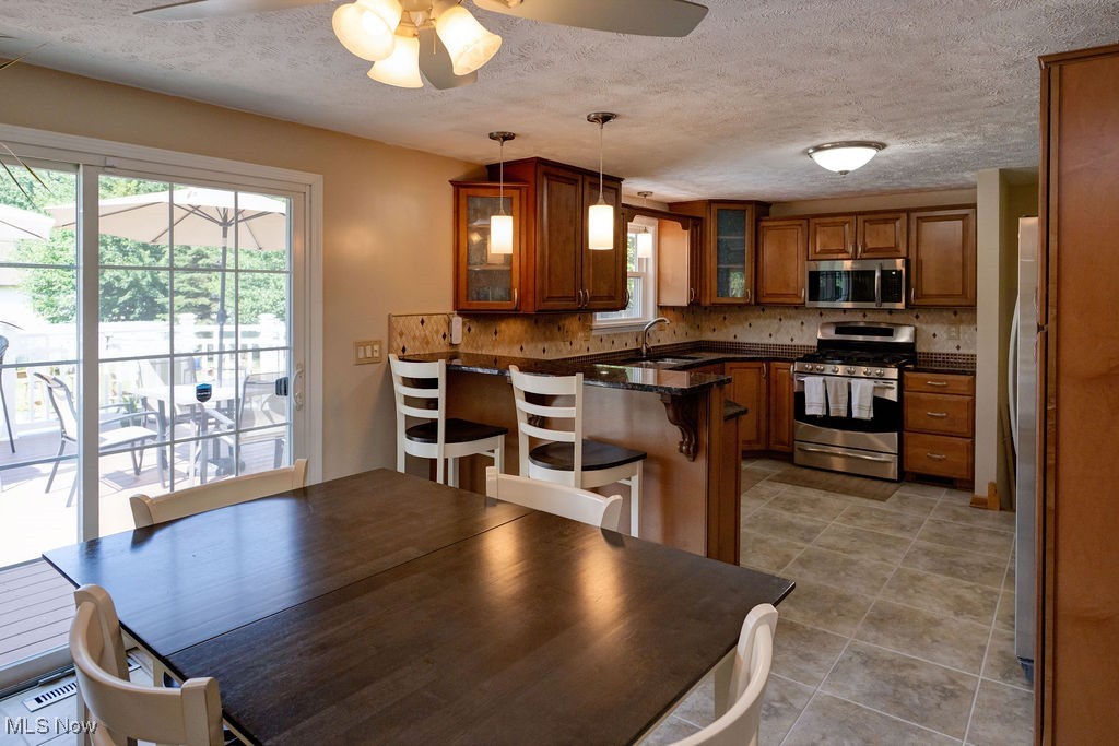 Mentor, Ohio 44060, United States, 3 Bedrooms Bedrooms, ,2 BathroomsBathrooms,Residential,Pending,185237