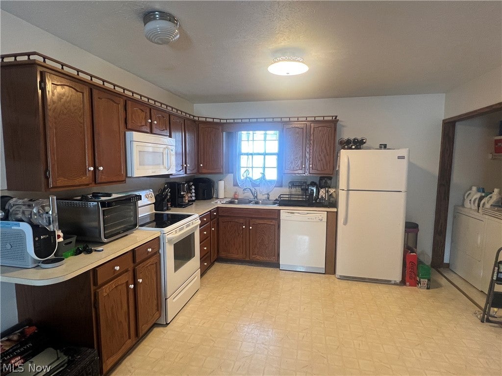 127 E Adams Street B4