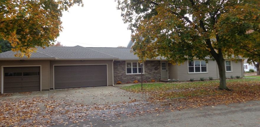 For Rent-Remodeled 3 Bedroom Ranch home. 75K in recent improvements. 1 full Bathroom, 2 half Bathrooms with 1st floor 1/2 Bath with Laundry hookup. Living room with fireplace. Eat in Schrock Kitchen with an island. Recreation room and 1/2 Bath in Basement. Attached garages for 3 cars. Property also for sale-see listing 3663013.