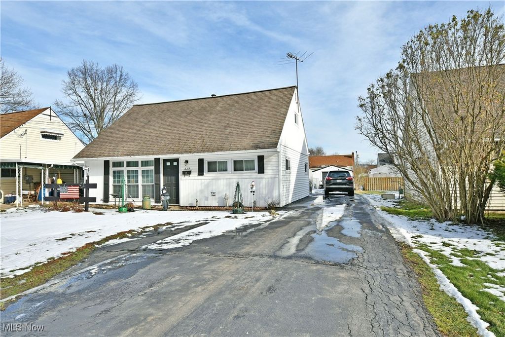 Photo of 229 Jacobs Road, Hubbard, OH 44425 (MLS # 5177253)