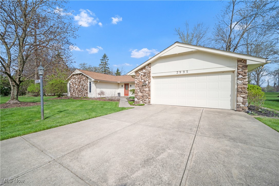 3995 Surfside Circle, Aurora, Ohio image 1