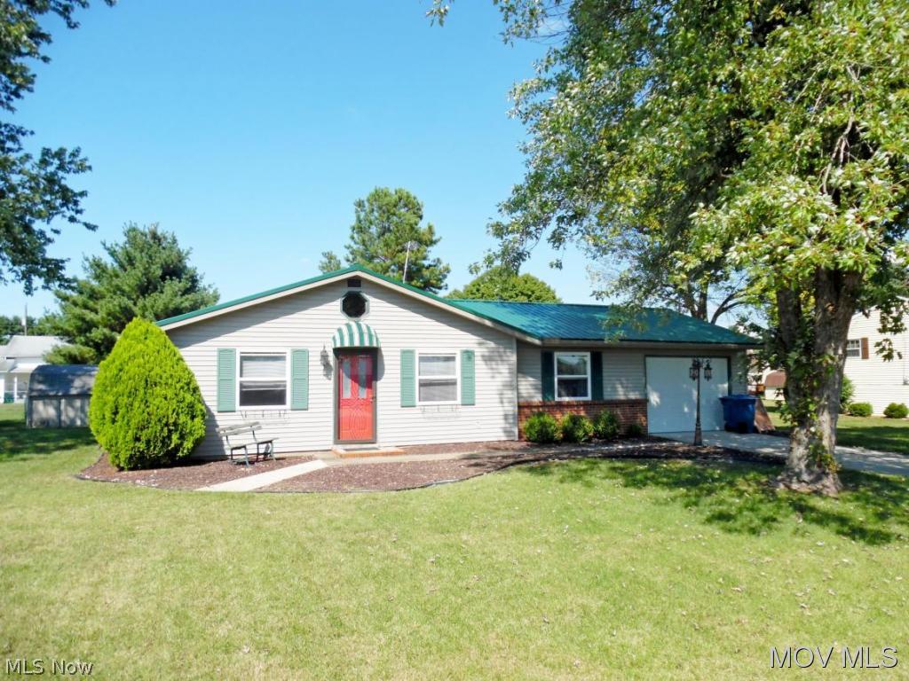 Super cute ranch home with lots of modern updates! Bamboo hardwood floors, new bath, metal roof and more! Terrific level, fenced yard and swimming pool! MRE#5280 Elem: Harmar Elementary School Elem/Bus: Y JrHigh: Marietta Middle School School JrHigh/Bus: Y High: Marietta High School High/Bus: Y Fire: VOL Police: SHF PossFreeGas: N ;SQFT=Fin L1:1376, Fin Above:1376, Fin Total:1376, Unfin Above:0, Unfin Total:Y