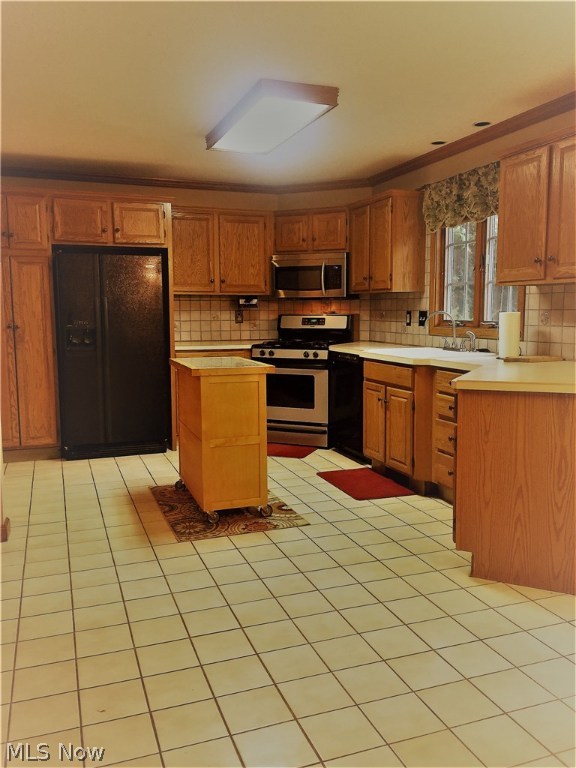 Main image without alt text