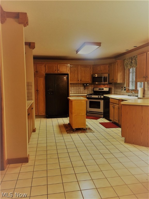 Main image without alt text