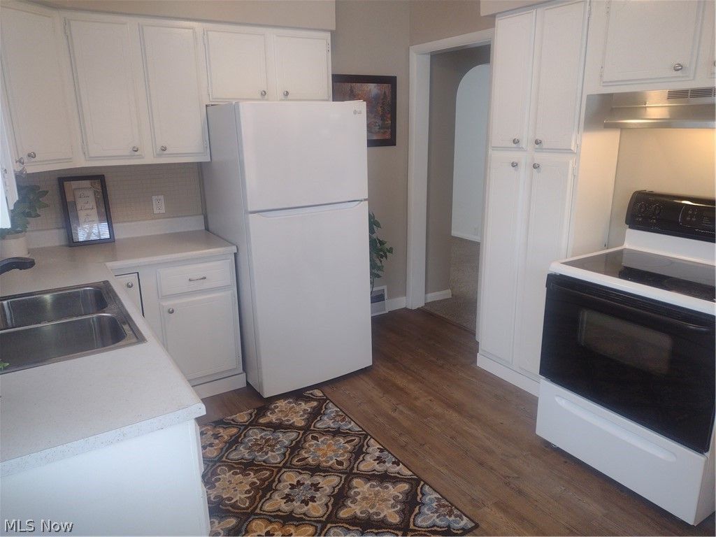 Photo of 279 E Baird Avenue, Barberton, OH 44203 (MLS # 5191779)