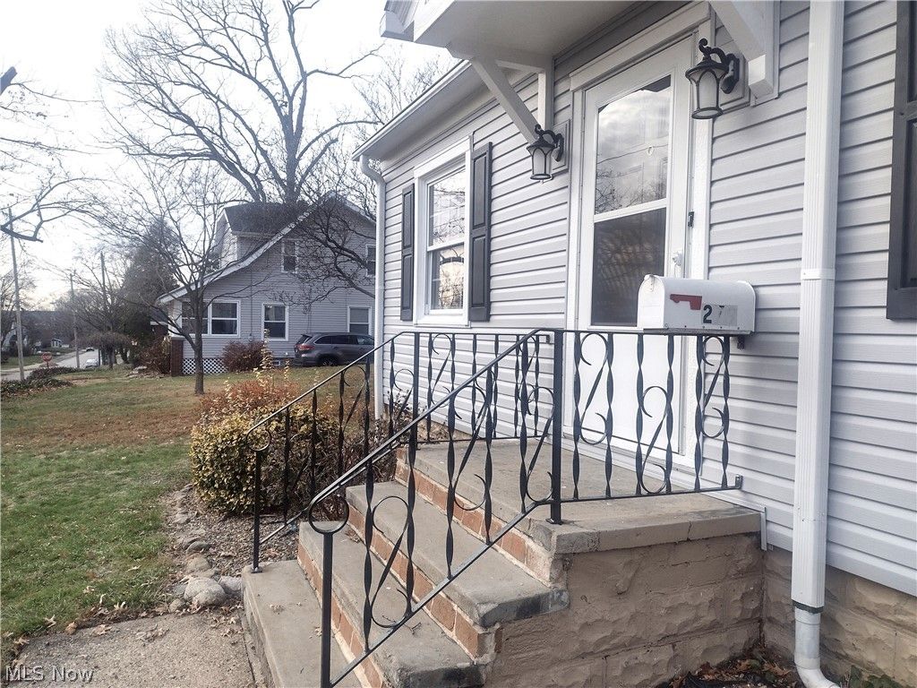 Photo of 279 E Baird Avenue, Barberton, OH 44203 (MLS # 5191779)