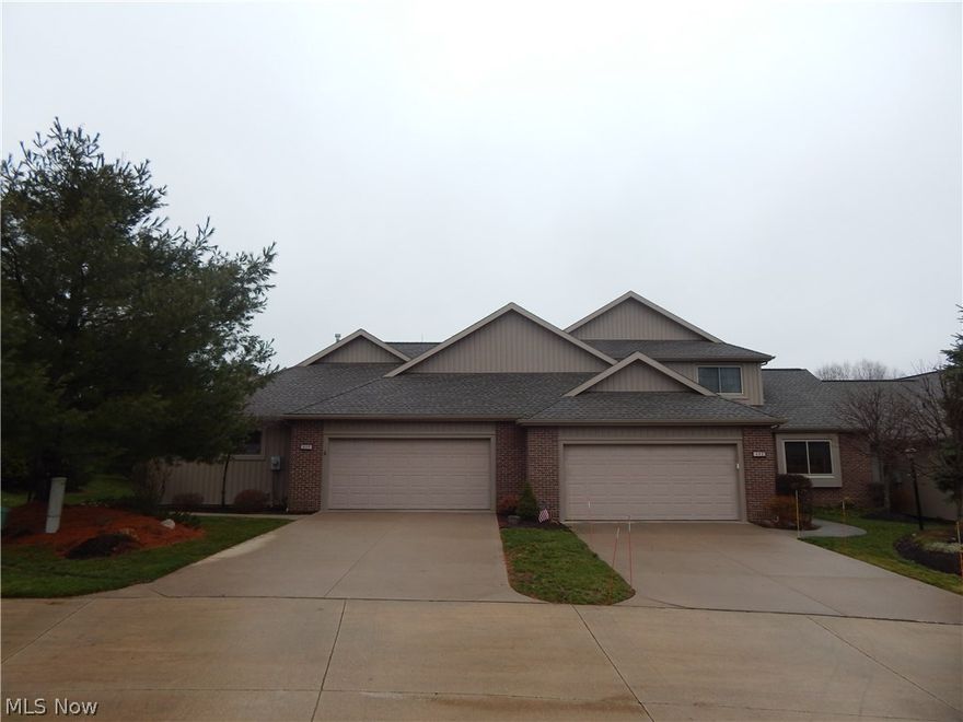 Comfortable stylish Ranch condo. Enjoy the beautiful vaulted Great Room featuring gas fireplace. Tastefully connected Den or office exiting to deck. 
Spacious eat in kitchen fully appliance. Formal dining area, first floor laundry. Master bedroom offering walk in closet, full bath with shower. 
Enjoy the endless opportunities in finished lower level. Two car attached garage. 
Call Beautiful Robin Ridge Condo's home today. 








c