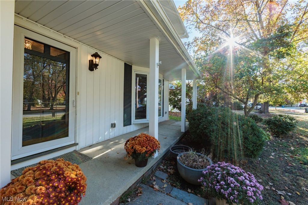 Photo of 30334 Manhasset Drive, Bay Village, OH 44140 (MLS # 5167116)