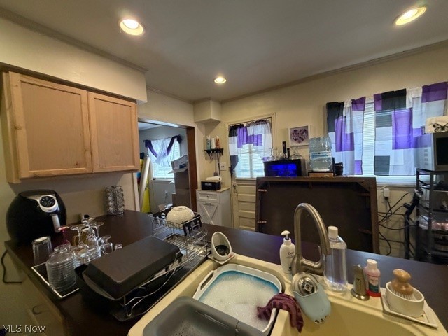 Main image without alt text