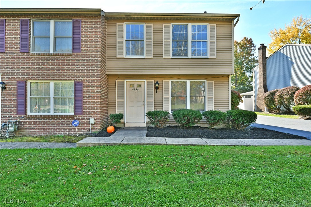 4250 Candlelight Drive, Warren, Ohio image 1