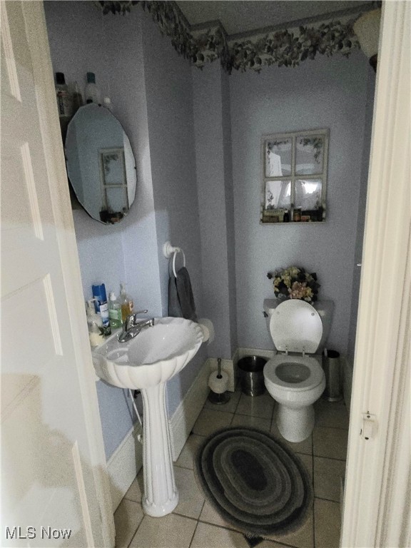 Main image without alt text