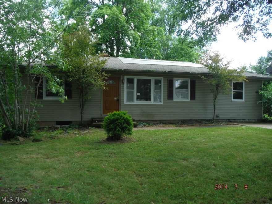 Ranch home featuring 2 bedrooms, bath, kitchen, small dinette, living room all on one floor.  Garage has been converted to family room.  Full basement and nice lot.  Lots of potential.  Must see !