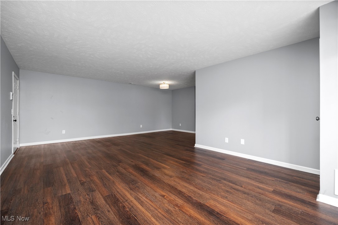 27087 Oakwood Circle 102Y