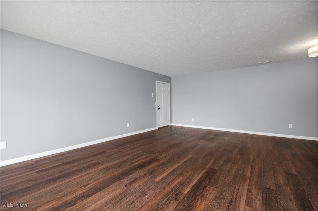 27087 Oakwood Circle 102Y
