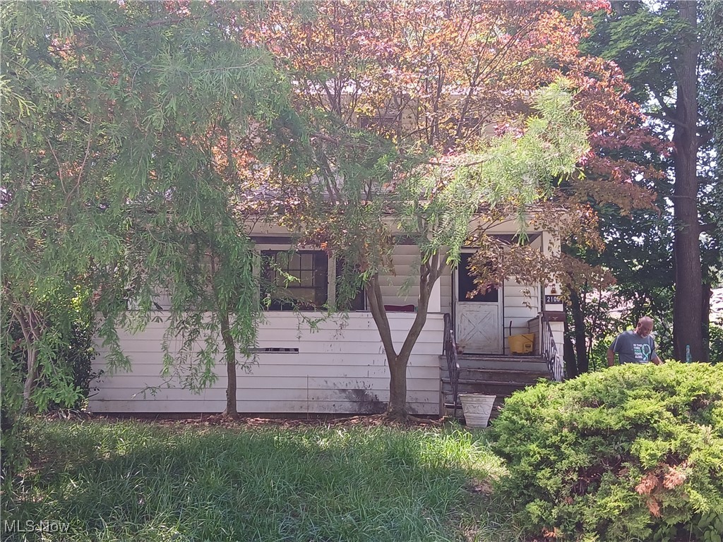 Very nice 3 bedroom colonial single family home. Home is currently tenant occupied. Showings only with an accepted offer. Serious buyers only. Seller wants to be present for all showing with your agent. Please don't approach the property.