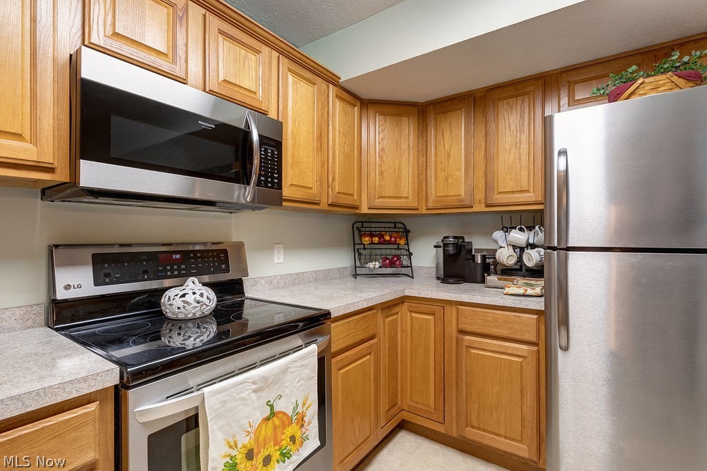 Schooners Cover Condos Ph 01b - Residential