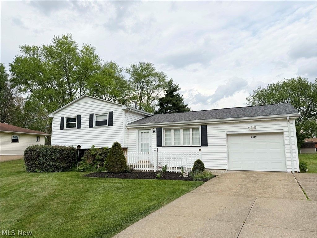 Photo of 7090 Hillridge Avenue NE, Canton, OH 44721 (MLS # 5212597)