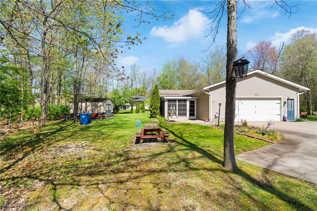 608 Lynnview Street, Hartville, Ohio image 5