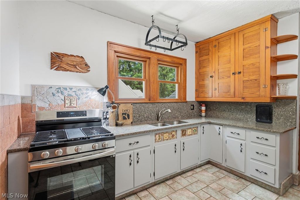 Photo of 1506 Parkgate Avenue, Akron, OH 44313 (MLS # 5225554)