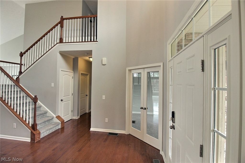 Photo of 14 Yorkshire Drive, Aurora, OH 44202 (MLS # 5220780)
