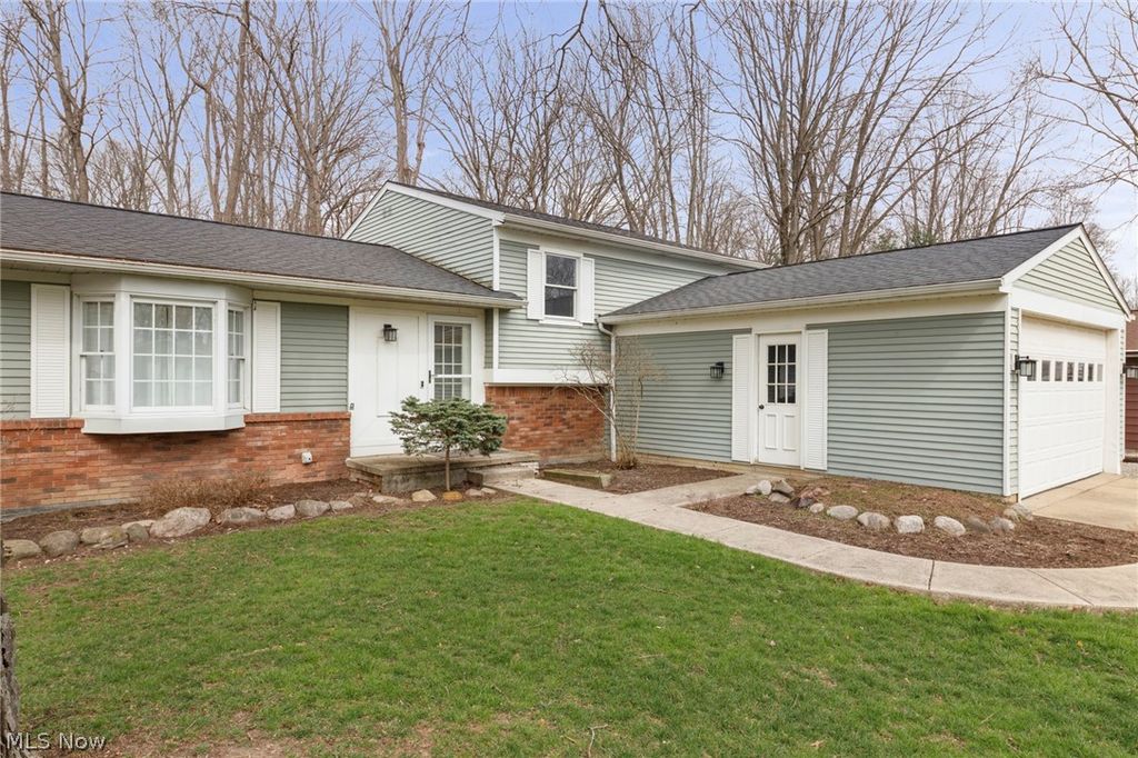 Photo of 26772 Skyline Drive, Olmsted Township, OH 44138 (MLS # 5196403)