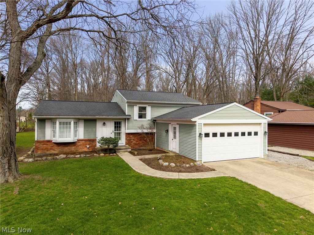 Photo of 26772 Skyline Drive, Olmsted Township, OH 44138 (MLS # 5196403)