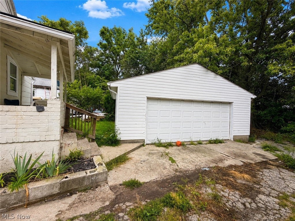 1027 Yale Street