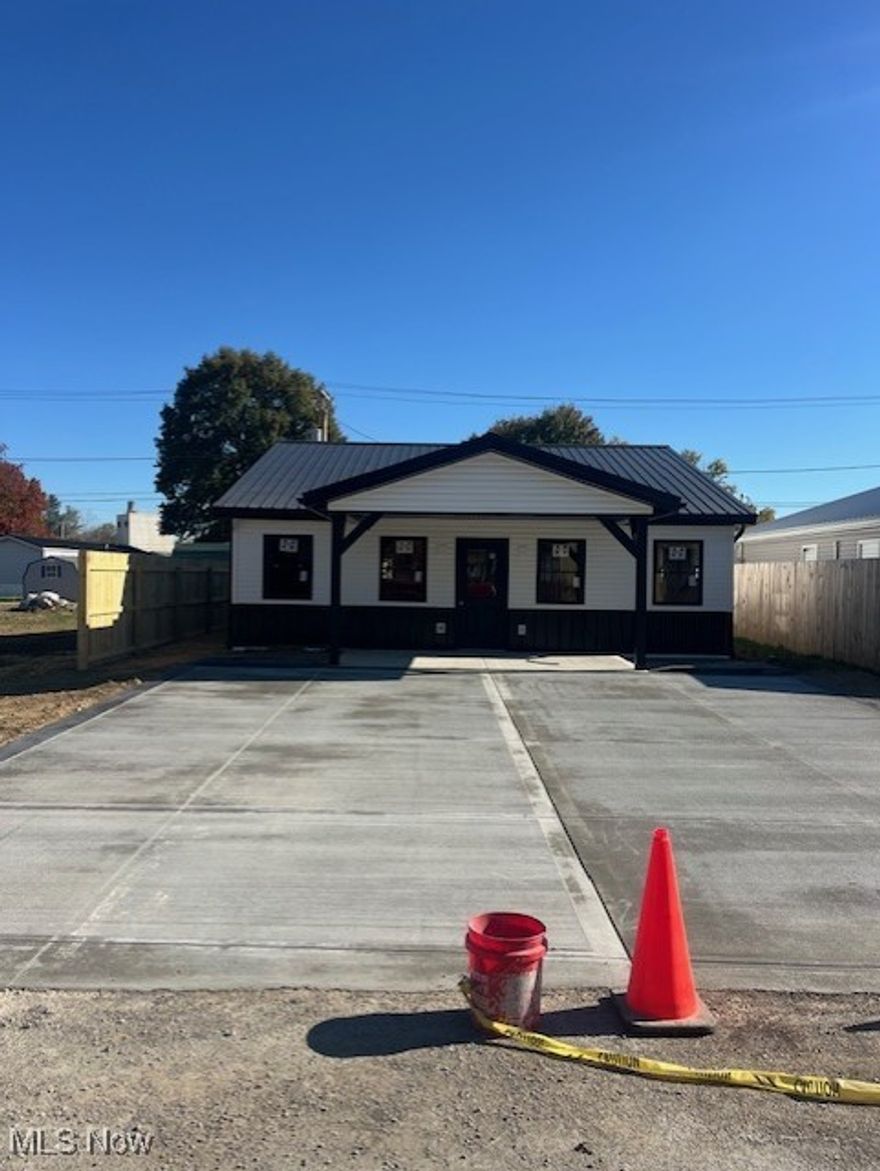 Brand New Home Under $200,000 – Oakwood Addition Subdivision
3 Bed | 2 Bath | 1,200 Sq Ft | Single-Level
Experience comfort, efficiency, and value in this stunning new build located in the fast-growing Oakwood Addition subdivision. Featuring an open-concept layout, this home offers a bright living space, contemporary kitchen with brand-new appliances, and a welcoming primary suite.

The all-electric Della mini-split system provides efficient heating and cooling year-round. Outside, enjoy a paved driveway and a beautiful level yard — ideal for outdoor living, pets, and easy maintenance.

? Property Highlights
• Move-in Ready New Construction
• 3 Bedrooms / 2 Full Bathrooms
• 1,200 Sq Ft Open, Single-Level Floor Plan
• Energy-Efficient All-Electric Design
• Brand-New Kitchen & Appliances
• Paved Driveway + Level Yard
• Under $200,000 — Affordable & Modern

A fantastic opportunity for first-time buyers or those looking to downsize in an up-and-coming neighborhood. Schedule your private showing today!