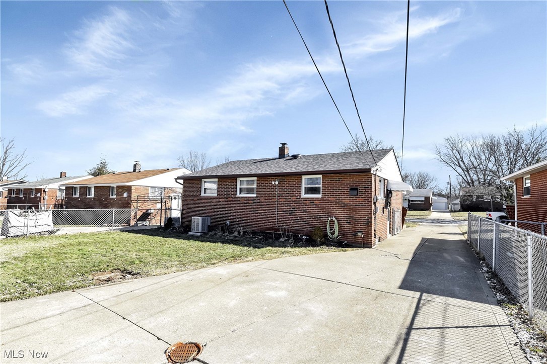 6420 Lockhaven Drive, Brook Park, Ohio image 4