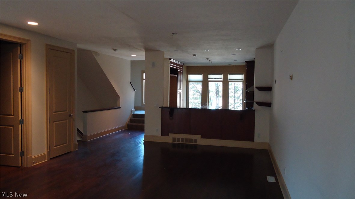 Cedarmount Condo Ph 03 - Residential