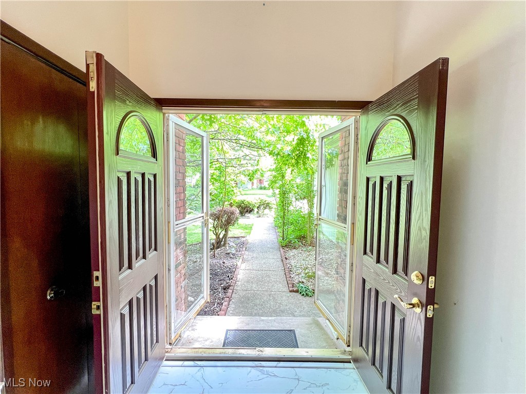25946 Tallwood Drive, North Olmsted, Ohio image 4