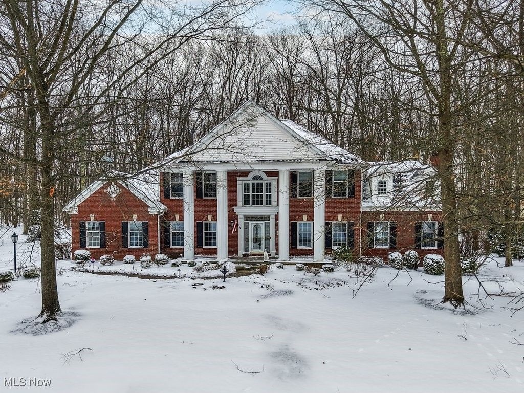 Photo of 515 Woodview Trail, Aurora, OH 44202 (MLS # 5179606)