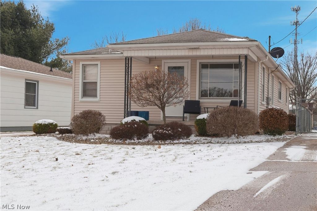 Photo of 612 Maplewood Avenue, Struthers, OH 44471 (MLS # 5188993)