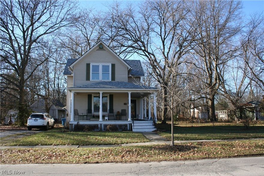 4/5 Bedroom 2 bath home for rent in the heart of Vermilion.  Lots of space,hardwood floors, triple lot.  Beautiful natural wood work throughout. Lots of storage. Short walk downtown to enjoy shopping,dining,beaches, and all attractions Vermilion has to offer.