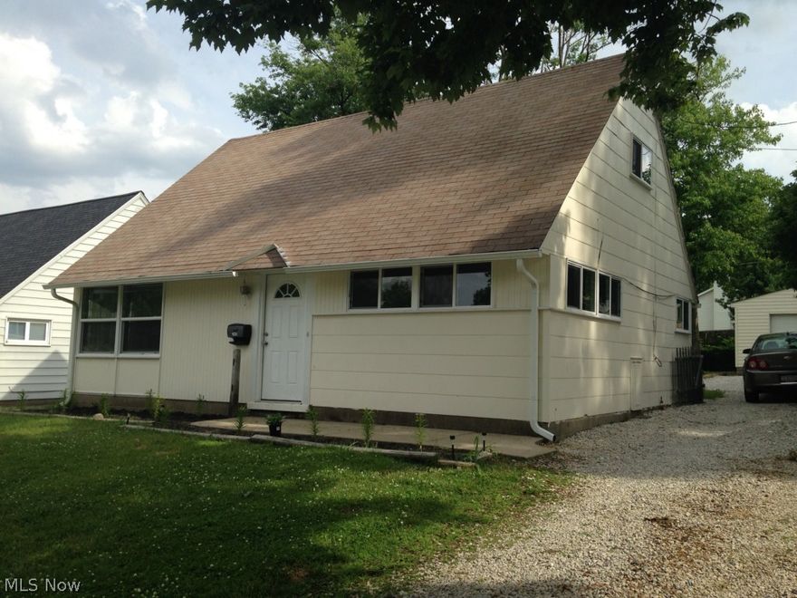 Cute cape in the falls with a one car garage and a fenced back yard! 2 bedrooms on first floor, large bedroom upstairs and a bonus room/office.  Hurry! This one wont last!