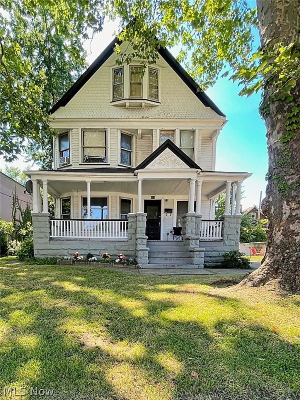 Photo of 554 Eddy Road, Cleveland, OH 44108 (MLS # 5189727)