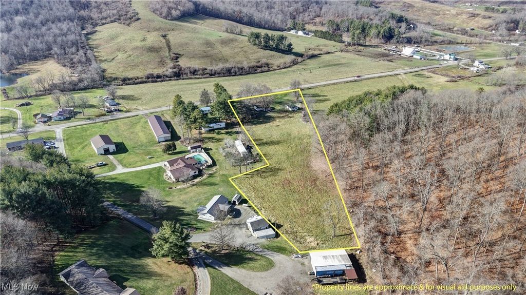 Photo of 7481 State Route 800 SE, Uhrichsville, OH 44683 (MLS # 5175277)