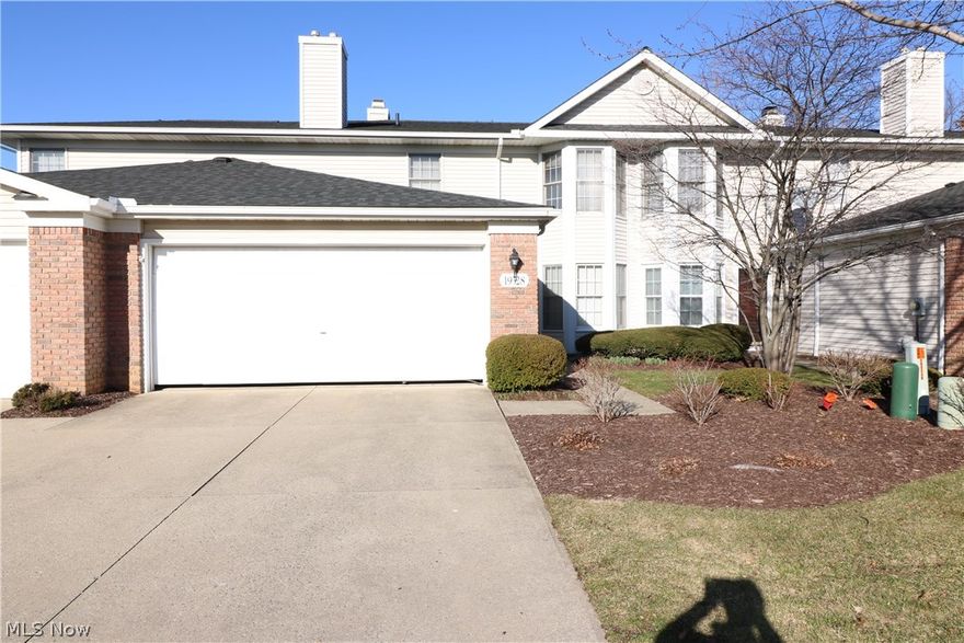 One of the Echo Lake's finest 3-Bedroom townhouse, built 1992.  Master bedroom with vaulted ceiling, master bath, bay window and very large walk-in closet! Two more spacious bedrooms with double closets. Large 2-car garage with hot & cold water.