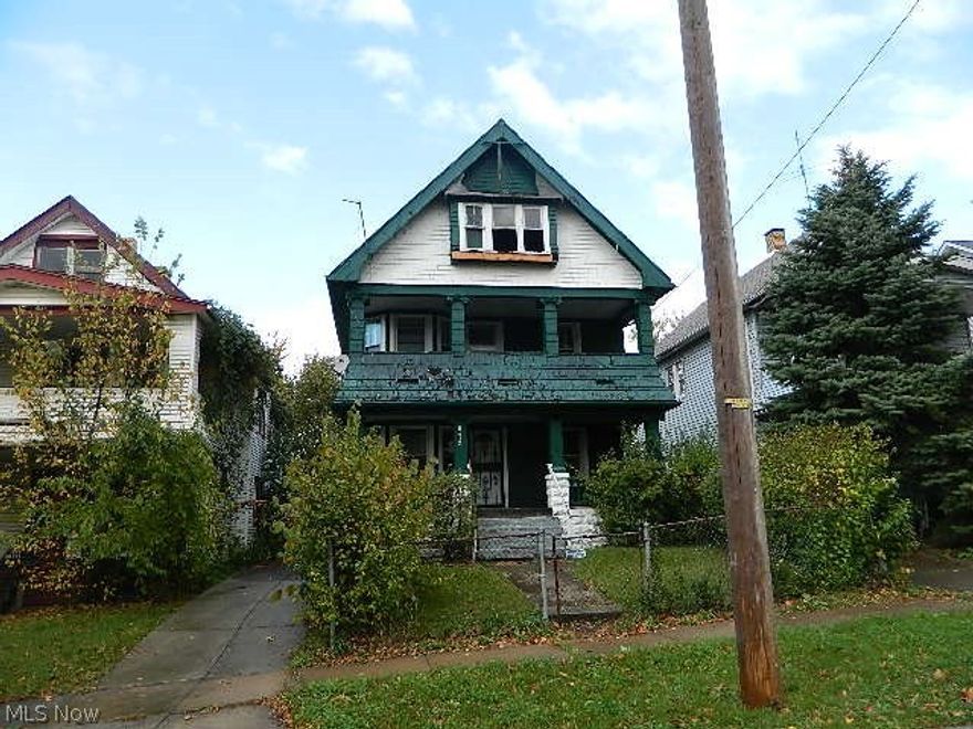 2 Family 2 bedrooms 1 bath each unit.