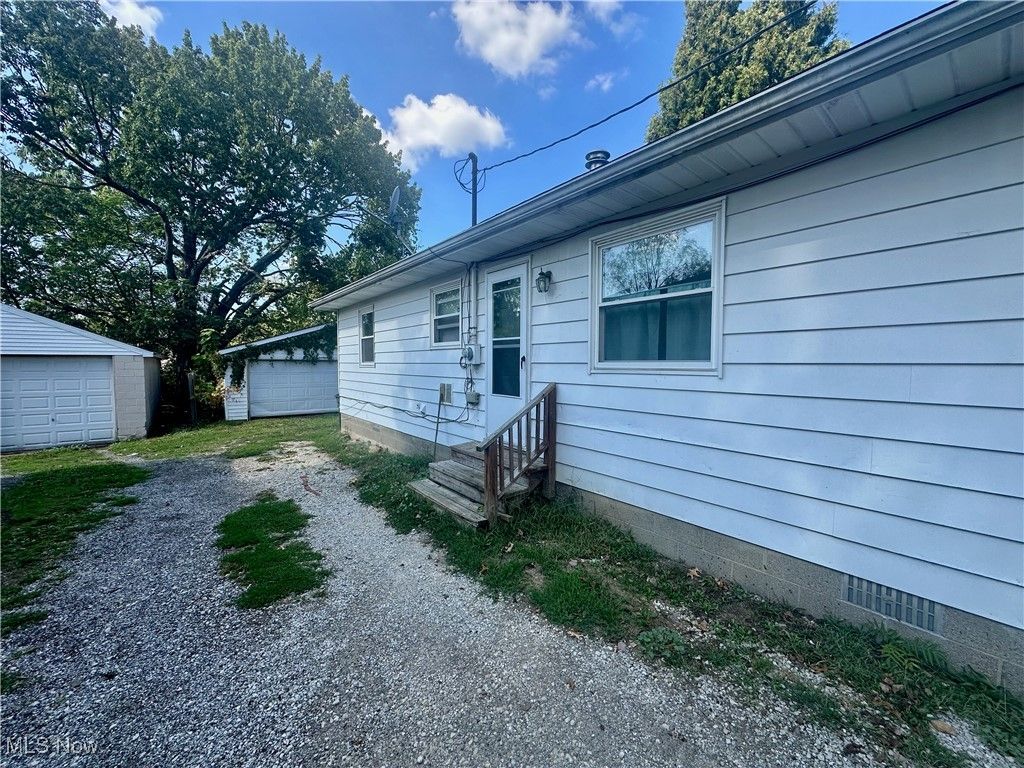 Photo of 1916 17th Street SW, Akron, OH 44314 (MLS # 5179422)