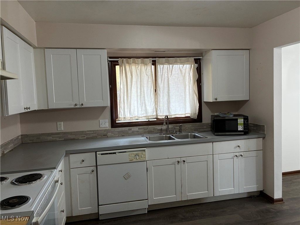 Photo of 3351 Mayfield Road, Cleveland Heights, OH 44121 (MLS # 5177714)