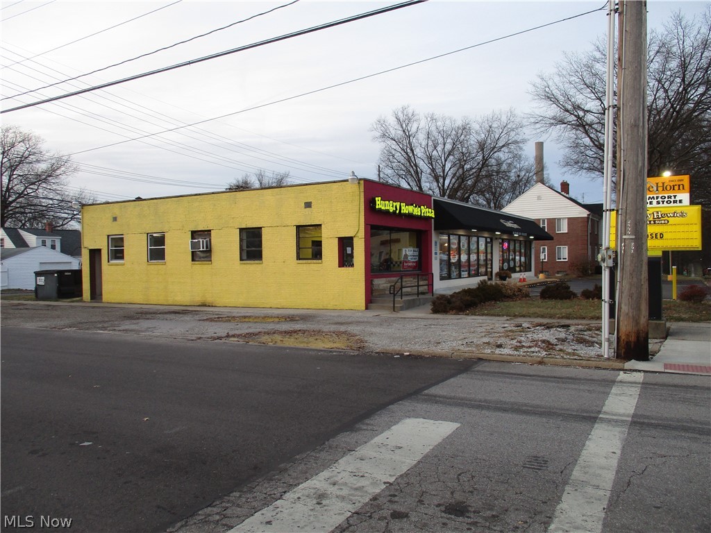 Former HUNGRY HOWIE'S PIZZA... All equipment can stay... Full Basement...