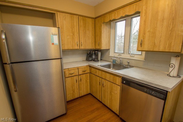 Main image without alt text