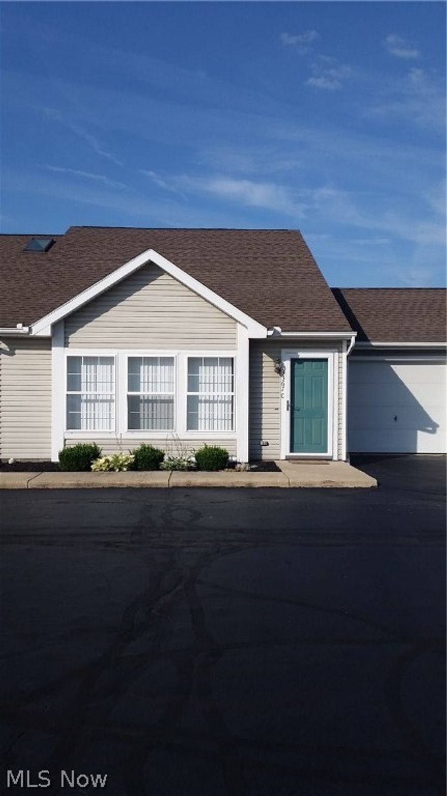 Nice condo, loft bedroom with a full bath upstairs, large master bedroom on 1st floor. 1 car attached garage.