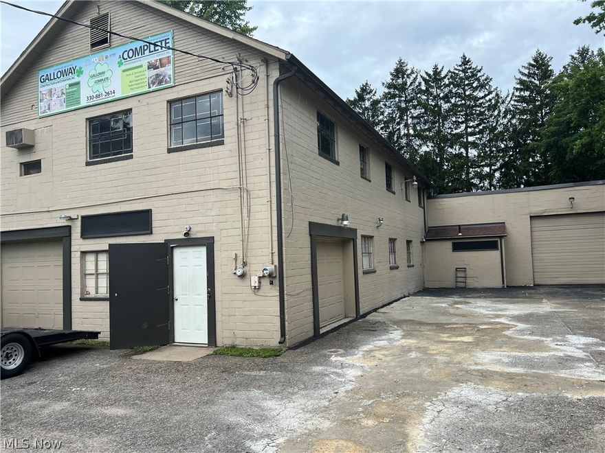 GREAT LOCATION--CORNER LOT--STORAGE--CONSTRUCTION --LIGHT MAINTRNANCE--16 FT HIGH  13 FOOR---11,800 SQ FT
FRONT OFFICE SHOW ROOM ON MARKET ST--GREAT VISIBILIY--3.0 BATHROOMS--SEPARATE UTILITIEX FOR BOTH--
RE-COATED FLAT ROOF WITH 30 YEAR SILICONE COATING FRONT OFFICE--LOW SLOPE REAR ROOF 25 YR WITH
UNDERLAYMENT AND MINERAL SURFACE---25 YR 3 TAB SINGLES APPROX 18 YEARS OLD