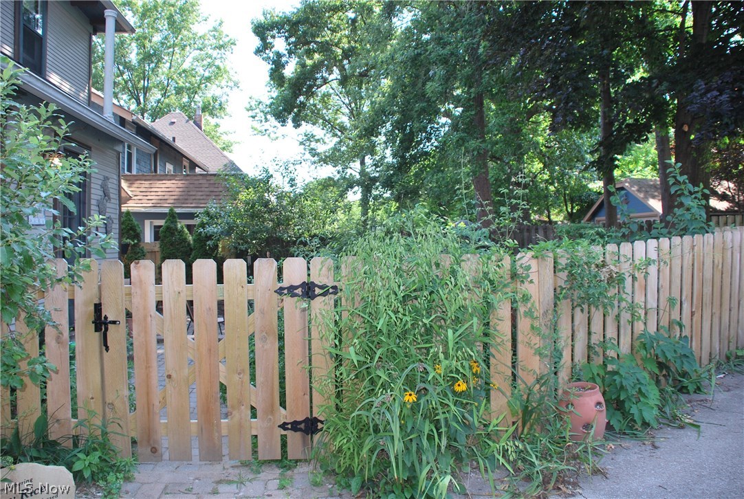 Miller & Howes - Residential Lease